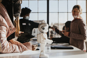TAJO-atelier met robot over thema technologie & innovatie.