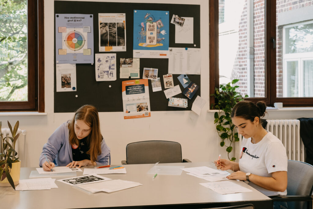 TAJO-jongeren studeren aan een tafel.